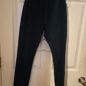 Comfortable pull on fit and a smoothing waistband that gives you a flattering